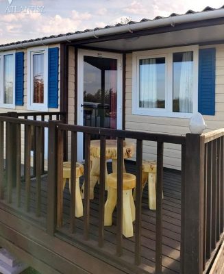 mobilház székekkel