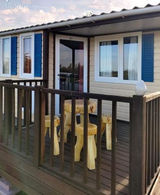 mobilház székekkel